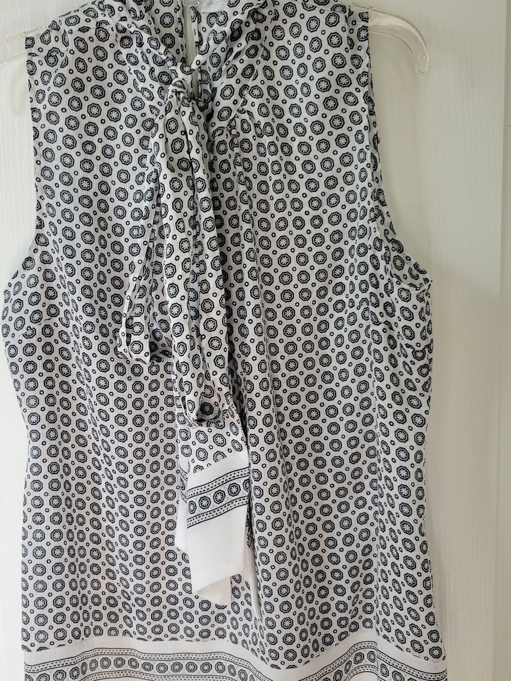 New York & Company Women's Tie-Neck Sleeveless Blouse Medallion Print Size M